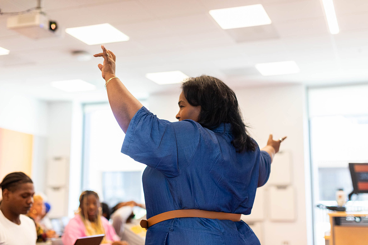 Lecturer Wendy Eley Jackson teaches a class full of students